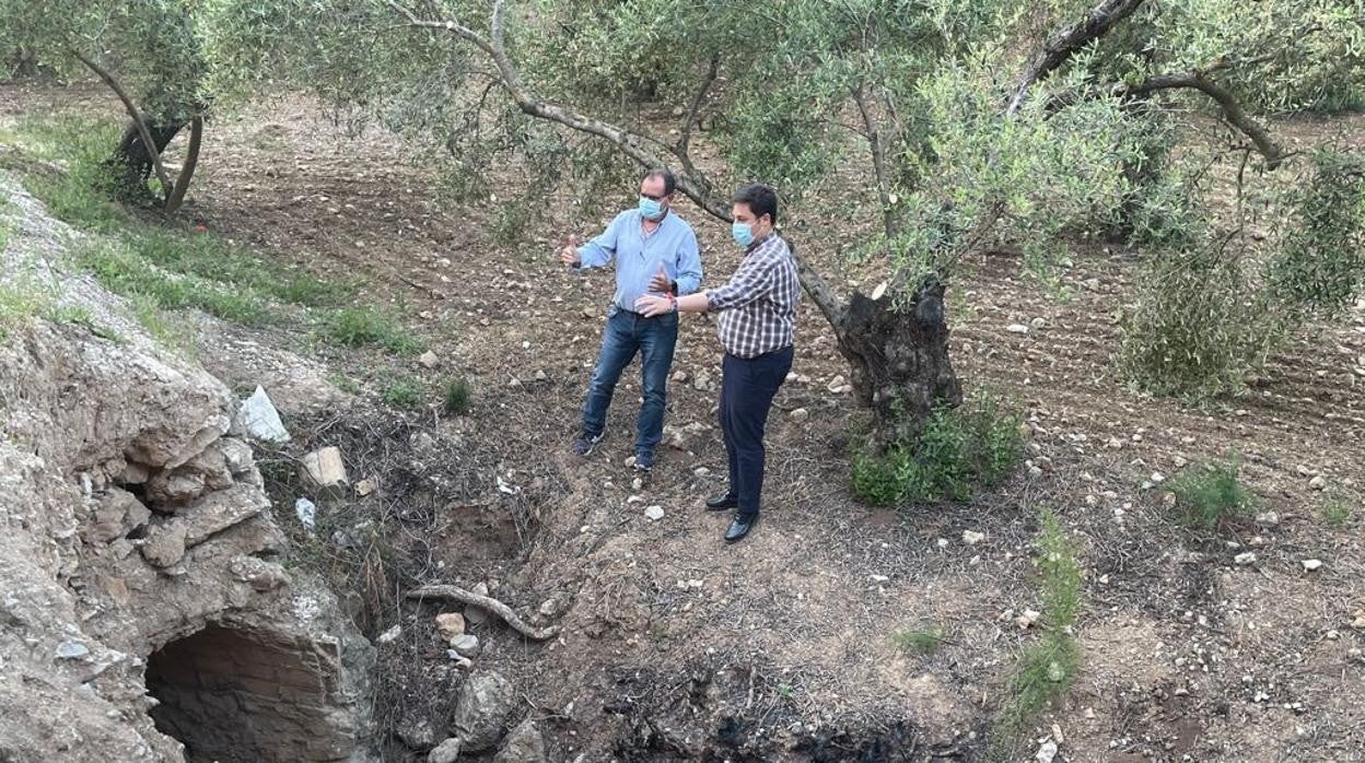 Juan Manuel Martín y José Luis García visitan uno de los caminos ruales de Coripe