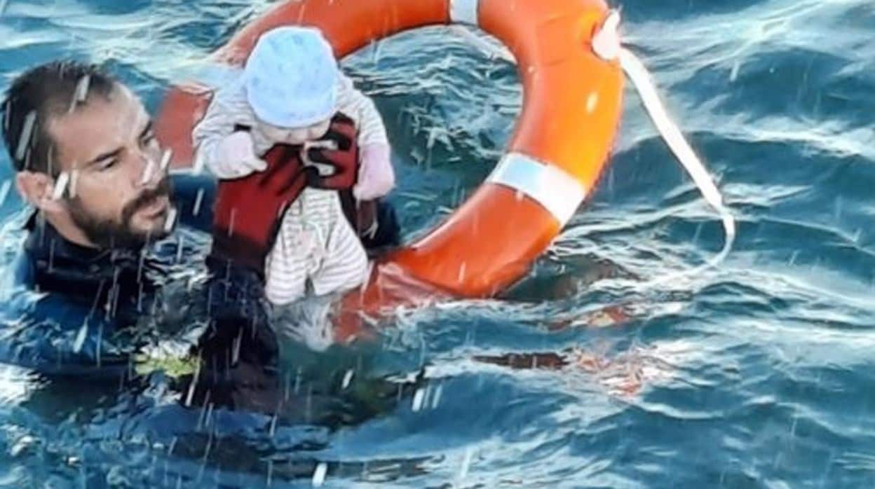 Juan Francisco rescatando al bebé en la frontera de Ceuta
