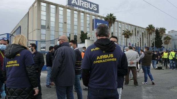 El cierre de Airbus Puerto Real desata una guerra sindical contra UGT y CC OO