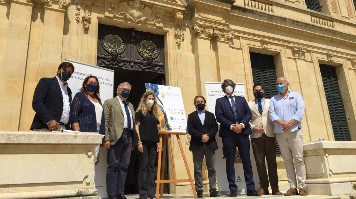 Los participantes en la presentación del cartel entre los que estaba Ana Mestre y Francisco Camas