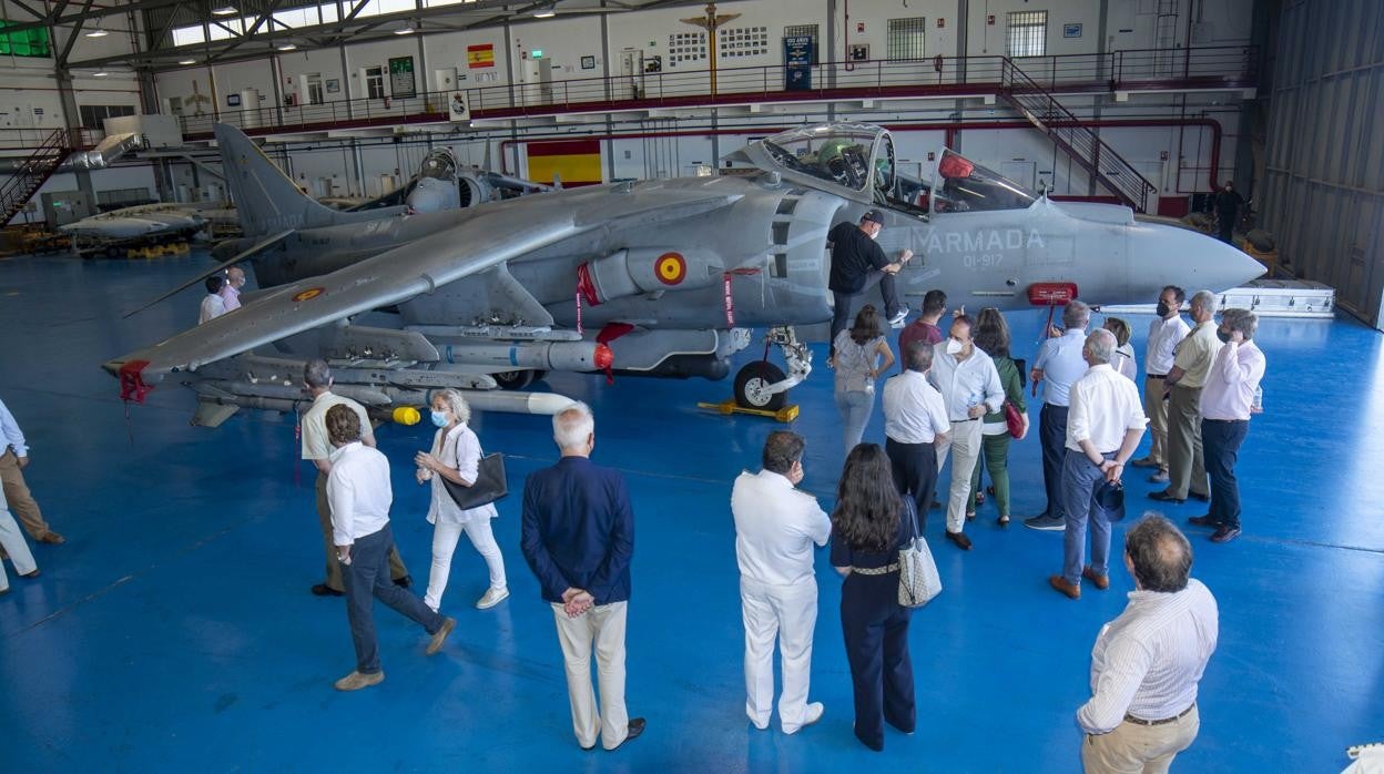 Los visitantes en un hangar de la Flotilla de Aeronaves de la Armada, en Rota.