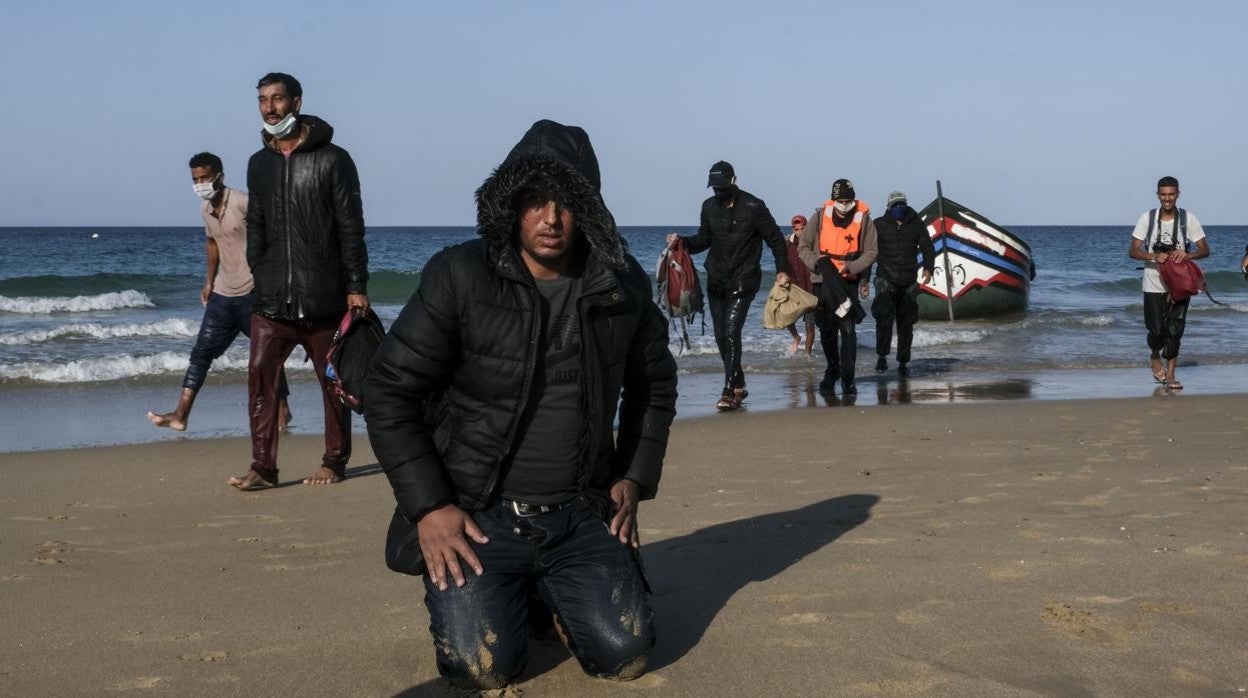 Un grupo de marroquíes desembarca en la playa de la Victoria de Cádiz capital en septiembre del pasado año.