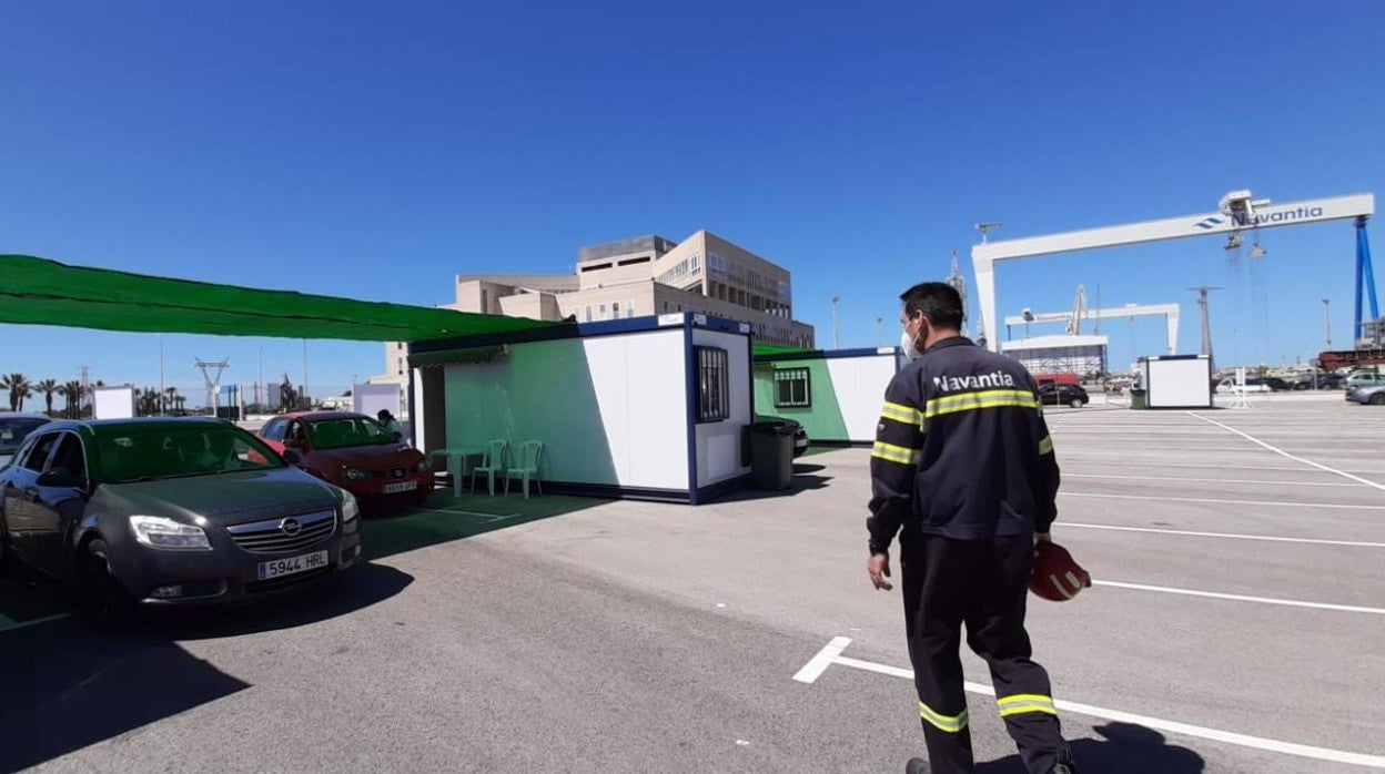 Aparcamiento habilitado en el astillero de Puerto real como vacunódromo