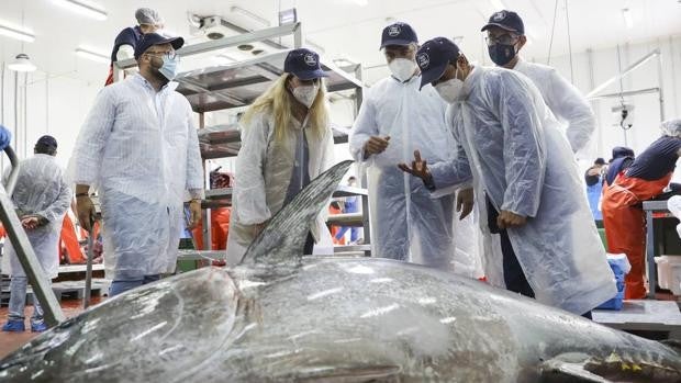 Bendodo subraya en Barbate el apoyo del Gobierno andaluz a las empresas atuneras