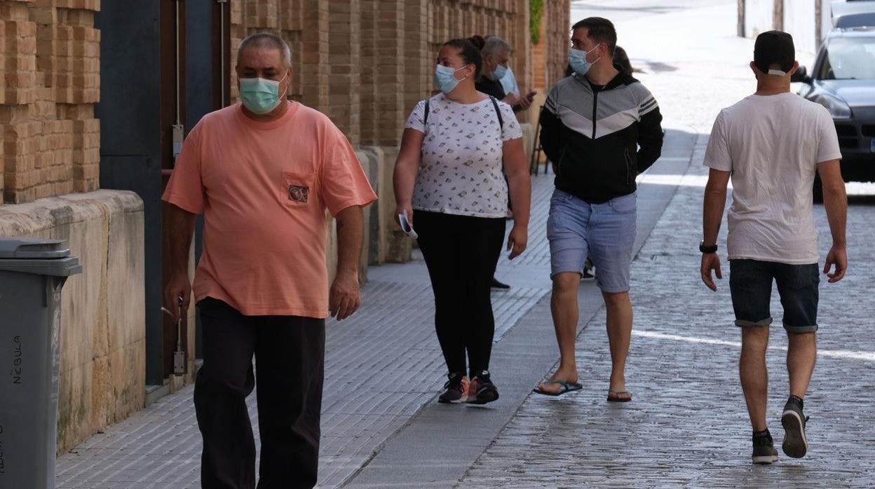 Gaditanos pasean por las calles de Cádiz.