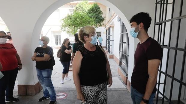 Cádiz ya vacuna con la segunda dosis de AstraZeneca a sus trabajadores esenciales