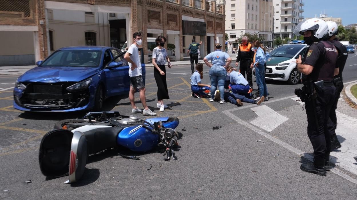 Accidente de tráfico en la plaza de Sevilla de Cádiz capital