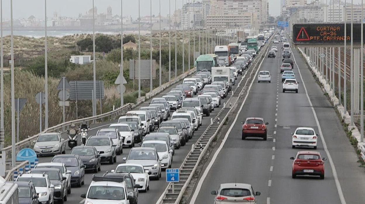 Atascos en la carretera entre Cádiz y San Fernando.