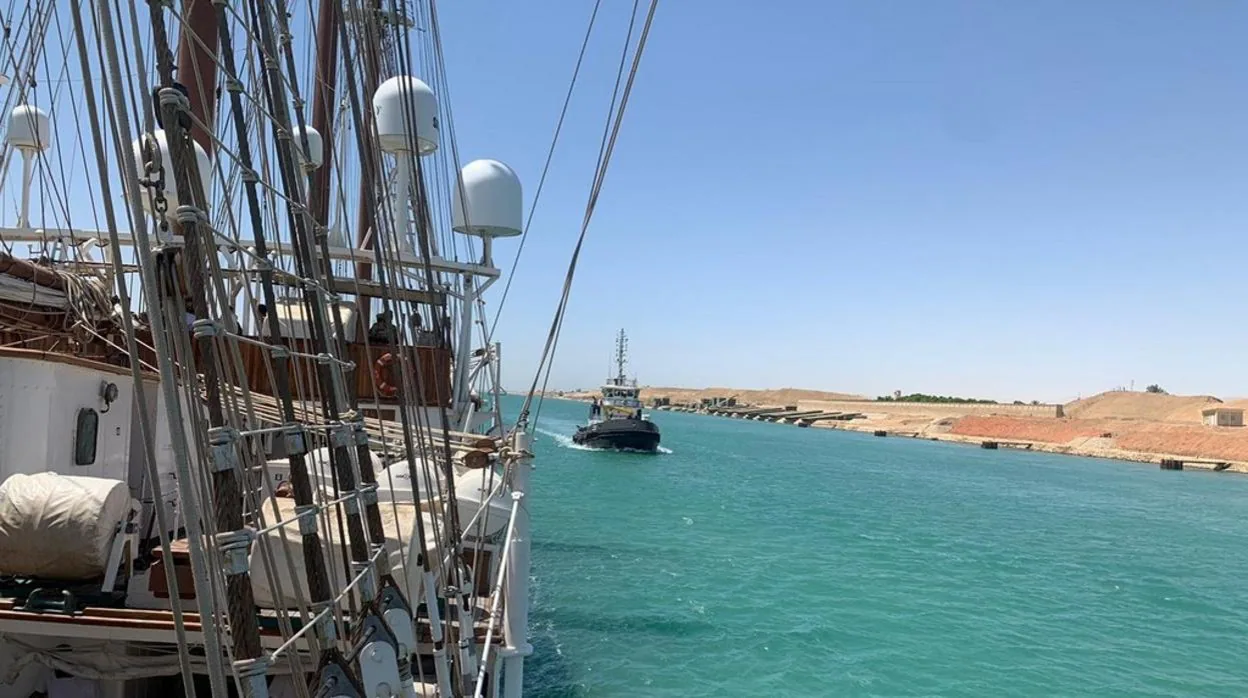 El Elcano cruzando el Canal de Suez.