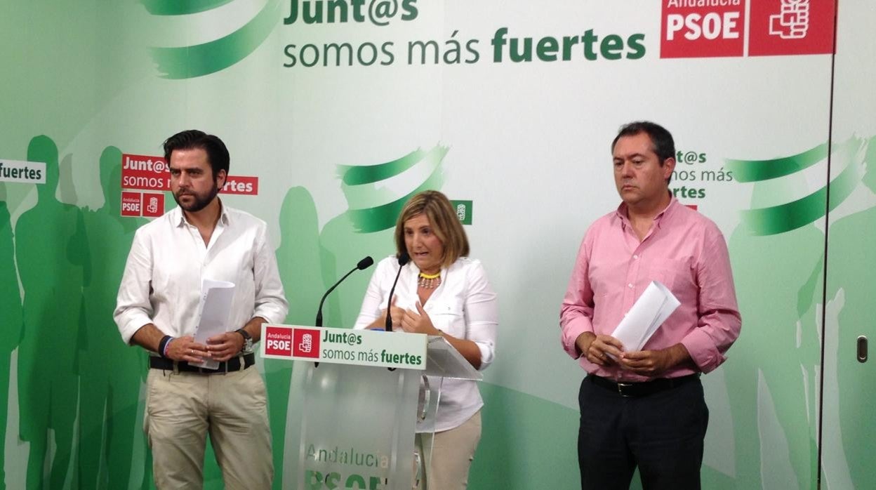 La secretaria provincial del PSOE, Irene García, con Juan Espadas, a al derecha, candidato 'sanchista'