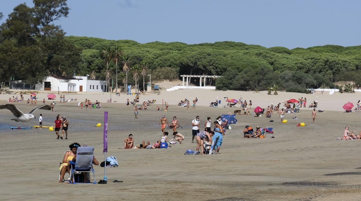 Ensuciar las playas de El Puerto sale caro: hasta 750 euros de multa