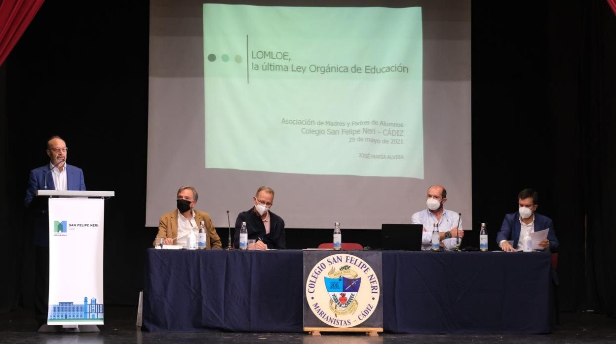 Mesa redonda en el colegio San Felipe Neri sobre la nueva ley de Educación.