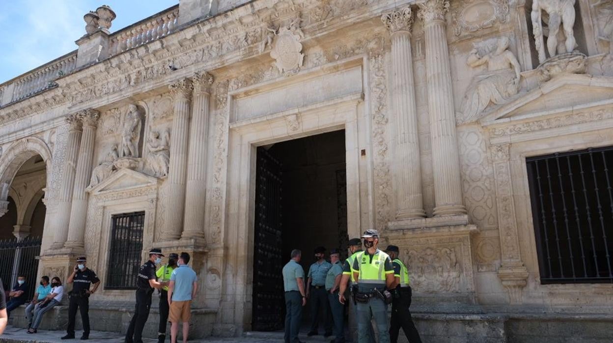 El Ayuntamiento de Jerez de la Frontera acoge la capilla ardiente del guardia civil atropellado