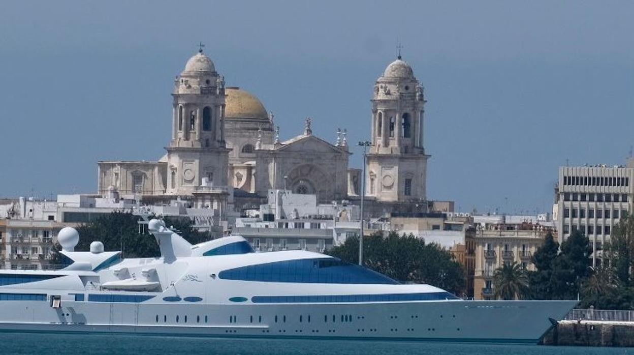 El megayate 'Yas' en el Puerto de Cádiz.