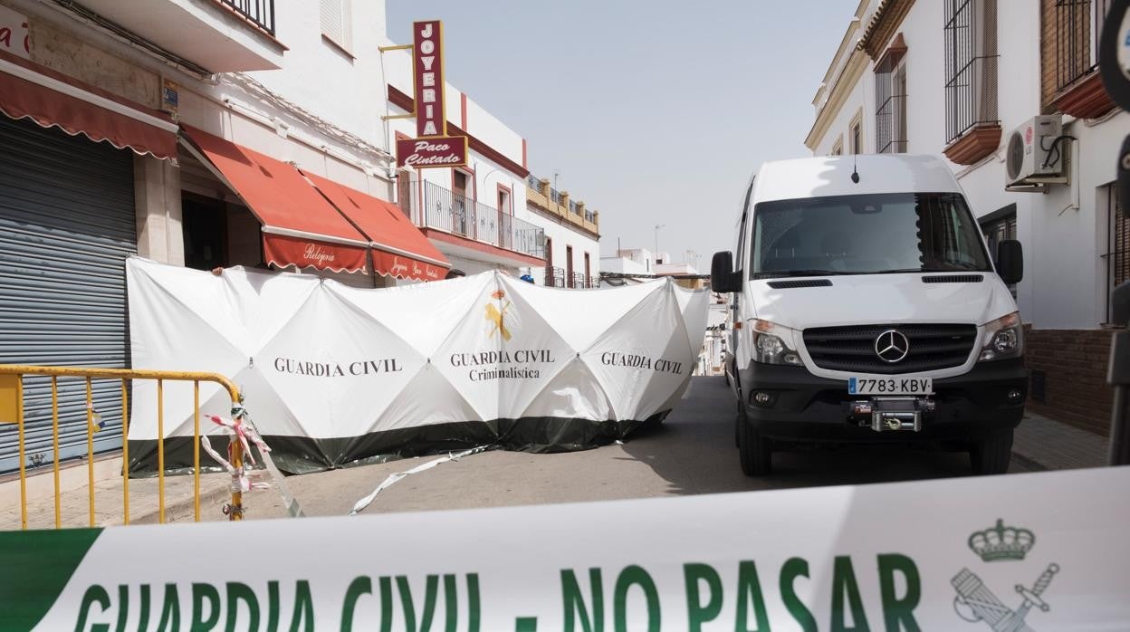 La Guardia Civil acordonó la zona para trabajar en el esclarecimiento del crimen del joyero en Carmona