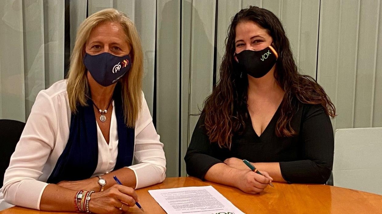 Lola Romero (PP) y Carmen Cariciolo (Vox) durante la firma del acuerdo