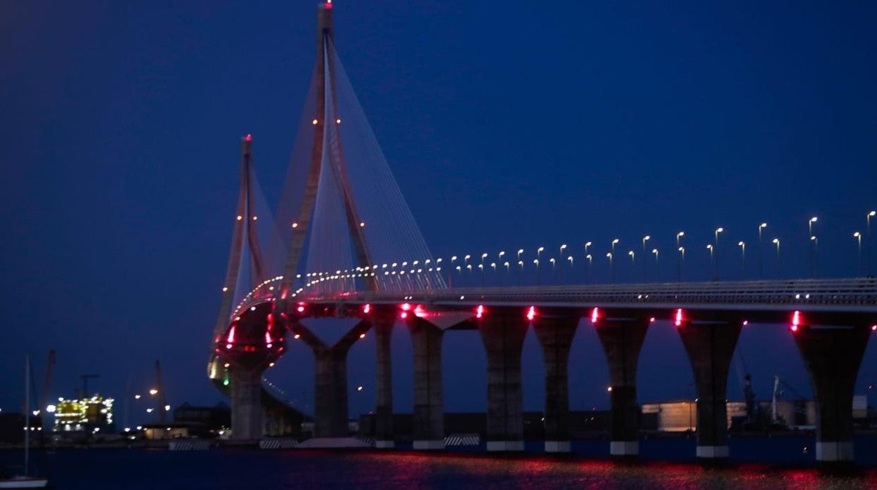 El segundo puente iluminado de rojo este miércoles