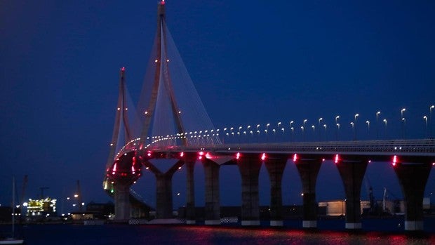 El Puente de la Constitución de Cádiz se ilumina de rojo por la donación de órganos