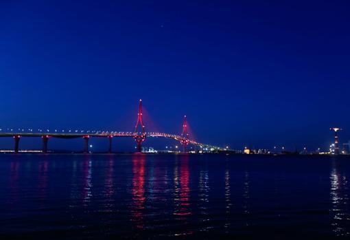 El segundo puente iluminado de rojo este miércoles