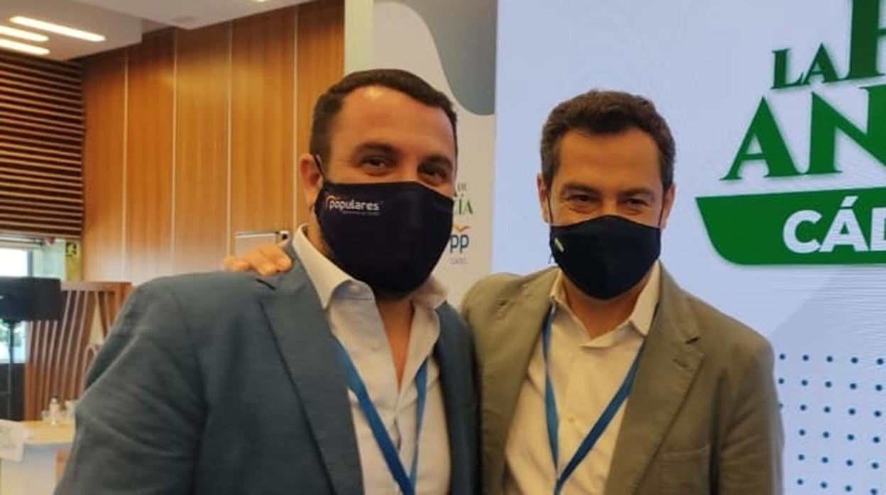 El alcalde de Algar, junto a Juanma Moreno en el Congreso Provincial del PP de Cádiz, hace dos semanas.