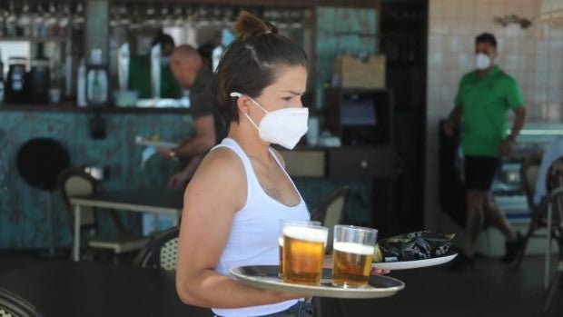 Los bares de Cádiz consideran «absurdo» el horario para la hostelería a las puertas del verano