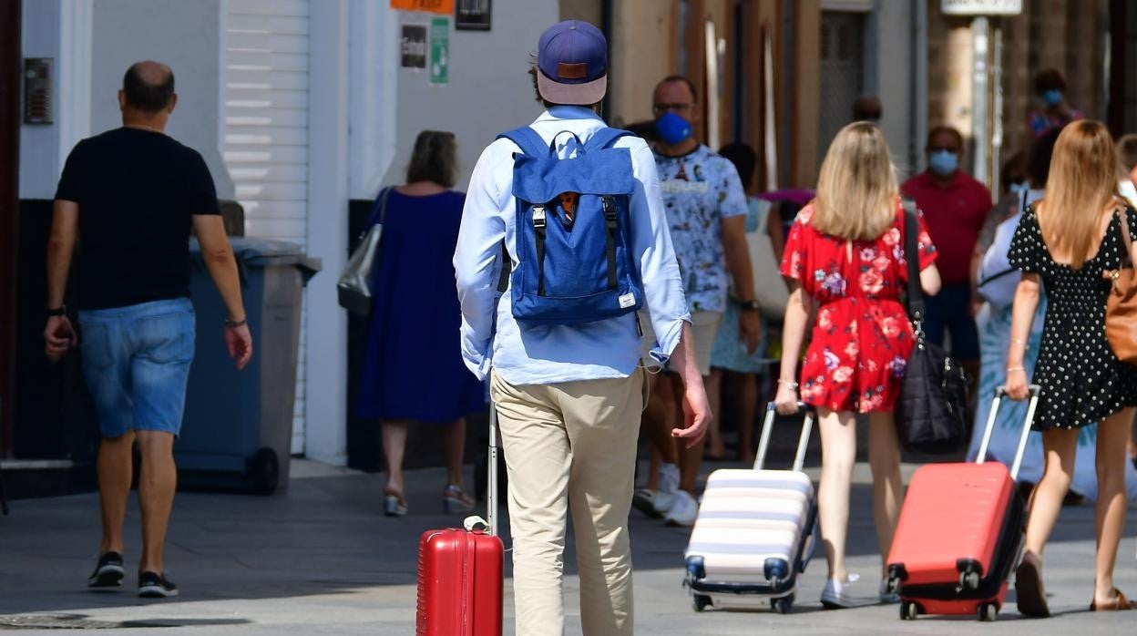 Los turistas británicos tendrán que esperar de momento para viajar sin limitaciones a la provincia de Cádiz