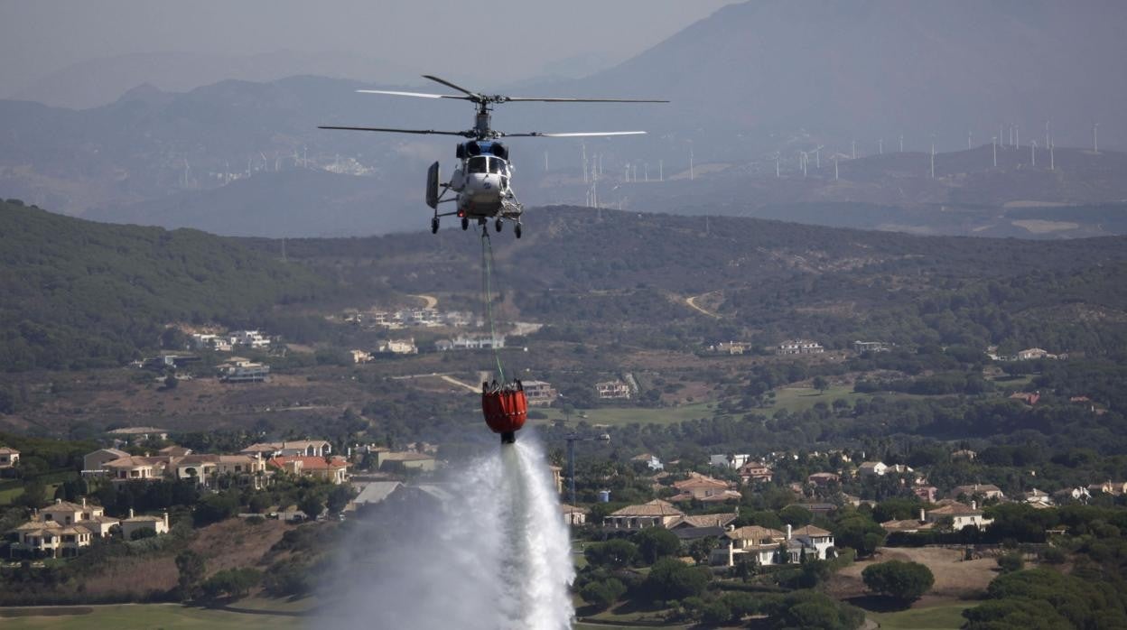 Un avión trabaja en la extinción de un incendio en San Roque.