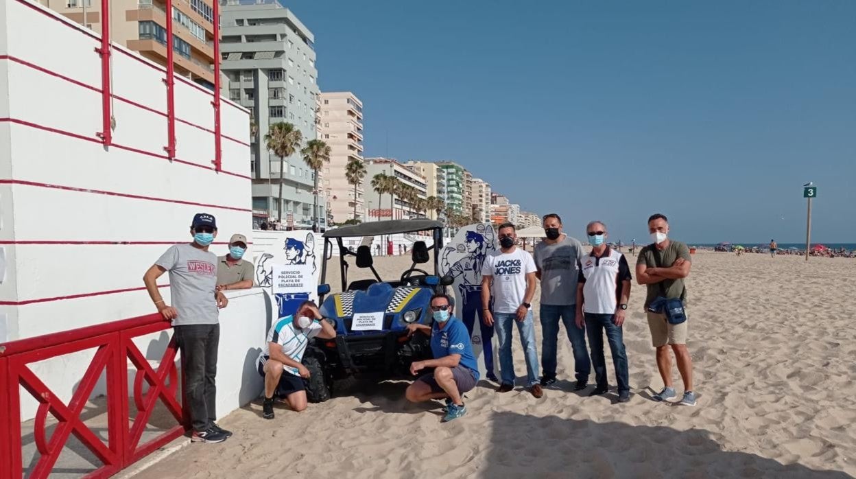 Representantes de sindicatos de la Policía Local, durante la protesta de este fin de semana en la playa.