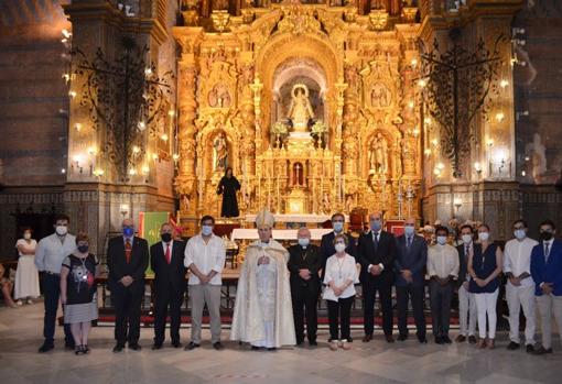 Foto de familia de los asistentes a la bendición del columbario de Consolación