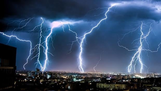 ¿Cómo son las tormentas de verano en Cádiz? La NASA revela cuántos rayos caen al día en la Tierra y dónde son más habituales