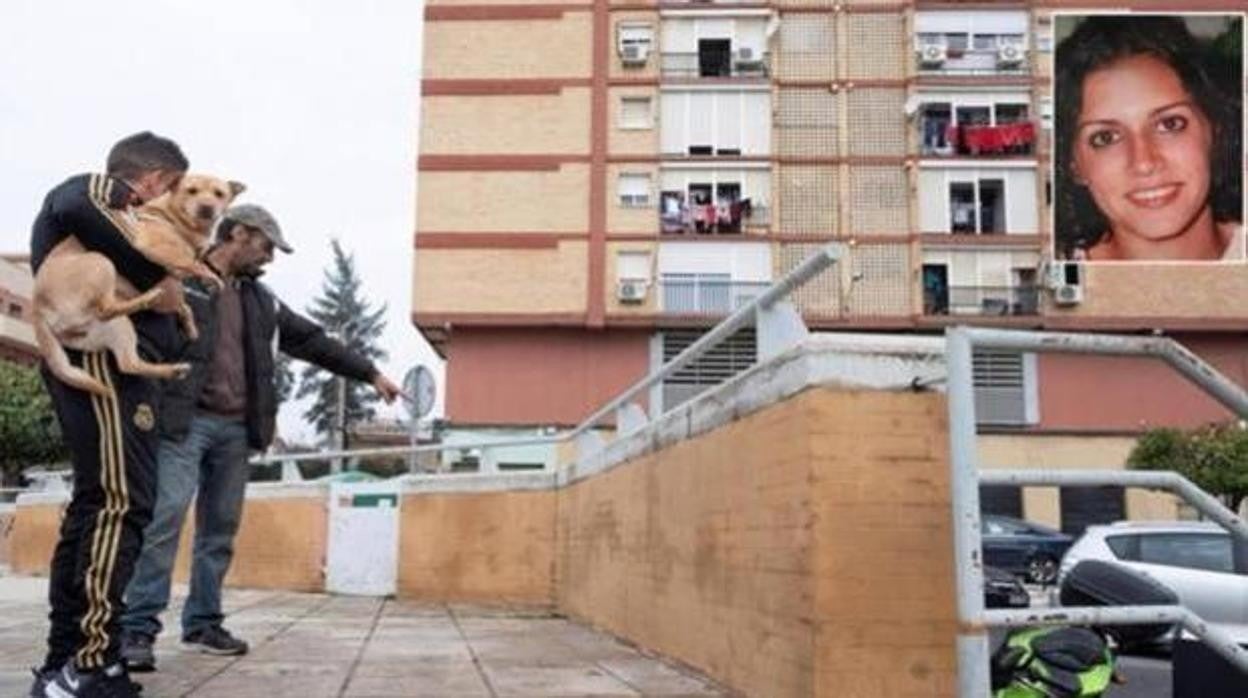 Dos personas señalan el lugar en el que fue hallado el cadáver de Loli Ortiz en la plaza Blas Infante