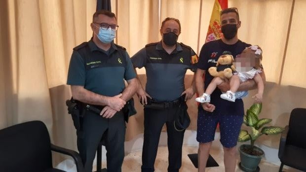 La Guardia Civil auxilia a una bebé que se ahogaba en una piscina desmontable en Mairena del Alcor, Sevilla