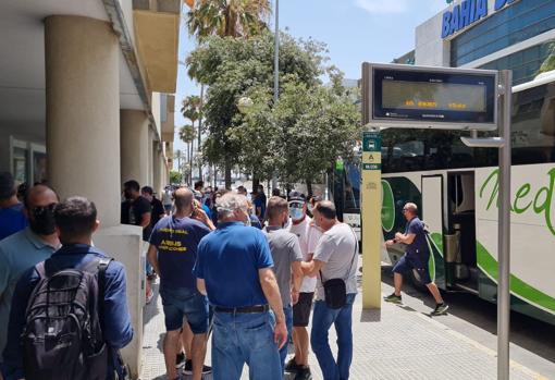 Llegada en los autobuses lanzadera.