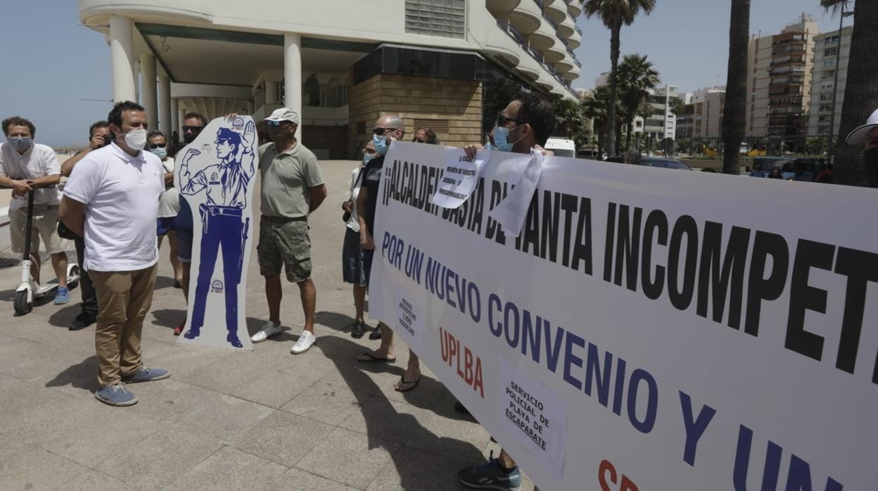 Sindicatos de la Policía Local han protestado ante el alcalde por su situación laboral.