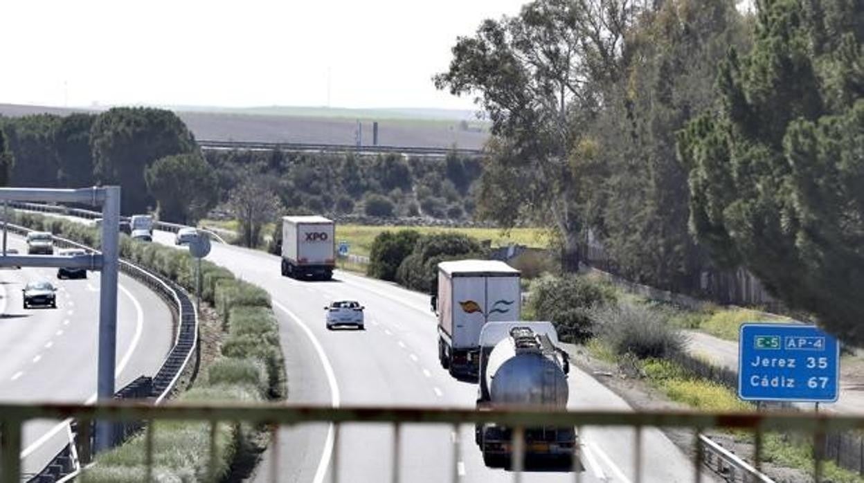 Tráfico instalará de nuevo el tercer carril adicional en la autopista Cádiz-Sevilla