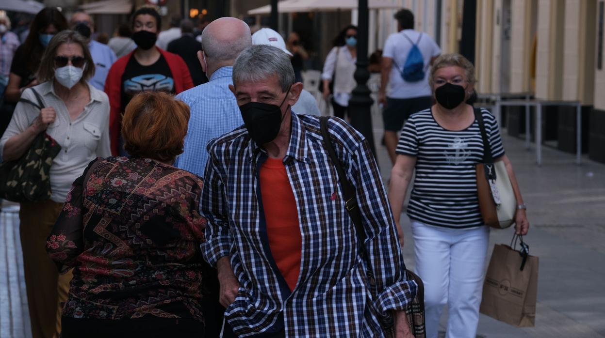 La mascarilla sigue siendo obligatoria en las calles de Cádiz.