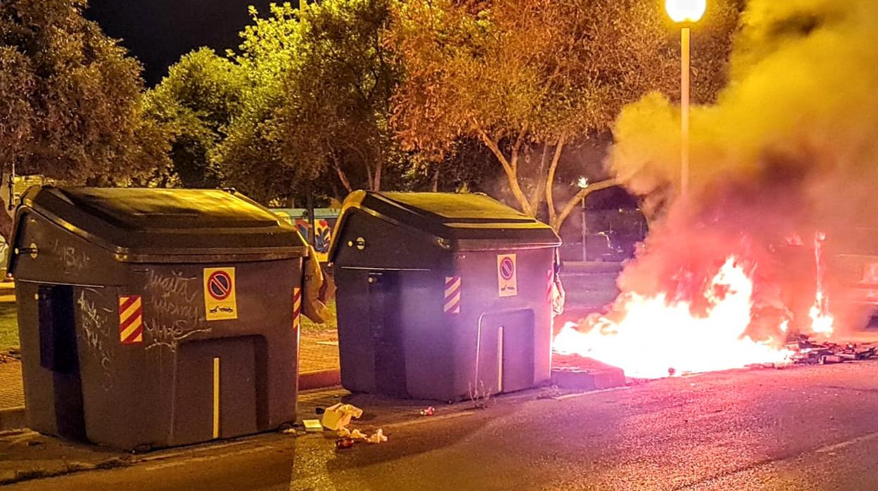 Detenido un presunto pirómano con medio cuerpo en el contenedor intentando prender fuego a las bolsas