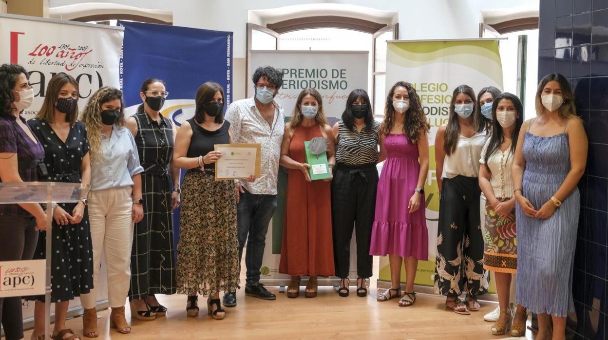 Las trabajadoras de La Voz, junto al presidente de la APC, Diego Calvo y Lorena Mejías, presidenta del Colegio de Periodistas de Andalucía en Cádiz.