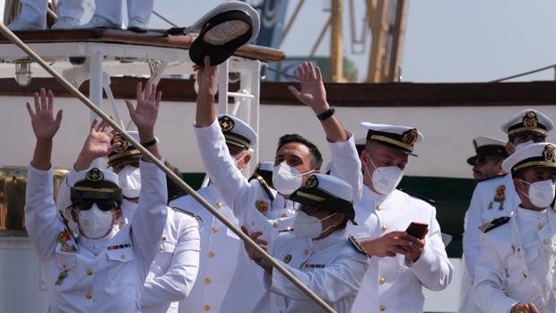 Honores de héroes para recibir al Elcano en Cádiz