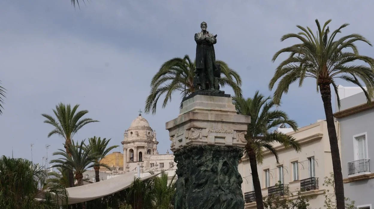 Monumento a Segismundo Moret, en la plaza de San Juan de Dios