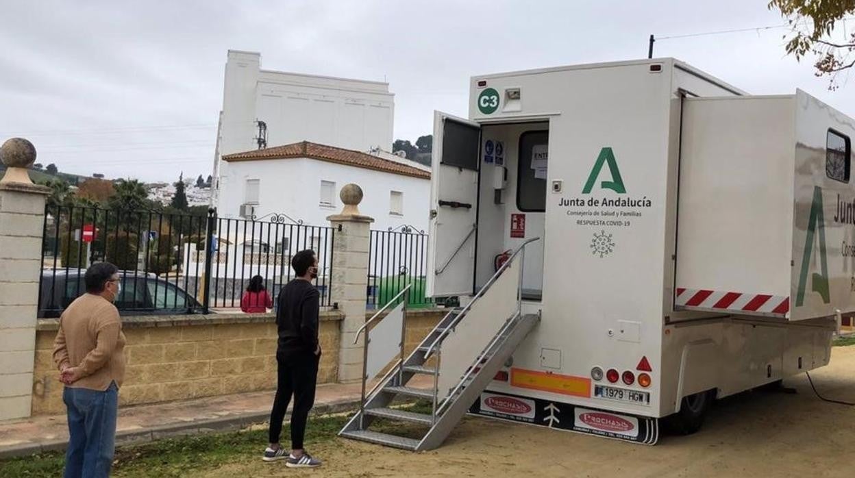 Salud vacunará en torno a 1.600 habitantes de Medina y Vejer en la unidad móvil