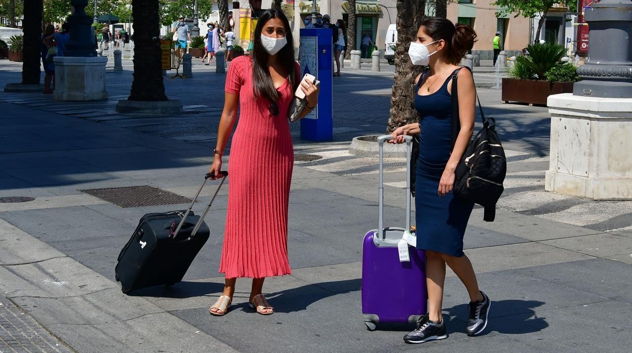 Dos turistas en la plaza de San Juan de Dios.