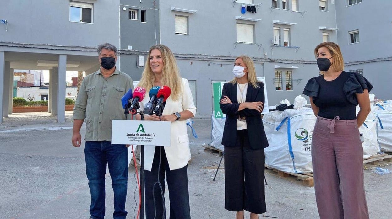 La delegada de la Junta en Cádiz, Ana Mestre, durante la visita a las obras de la barriada Gravina en La Línea.