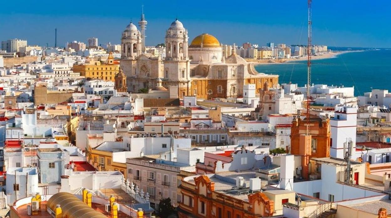 Cielos poco nubosos en Cádiz pero con nubes bajas matinales