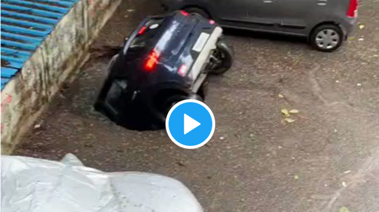 Un sumidero se traga un coche en segundos