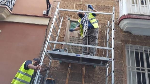 La Consejería de Cultura encarga un informe jurídico ante la retirada de la placa en la casa natal de Pemán