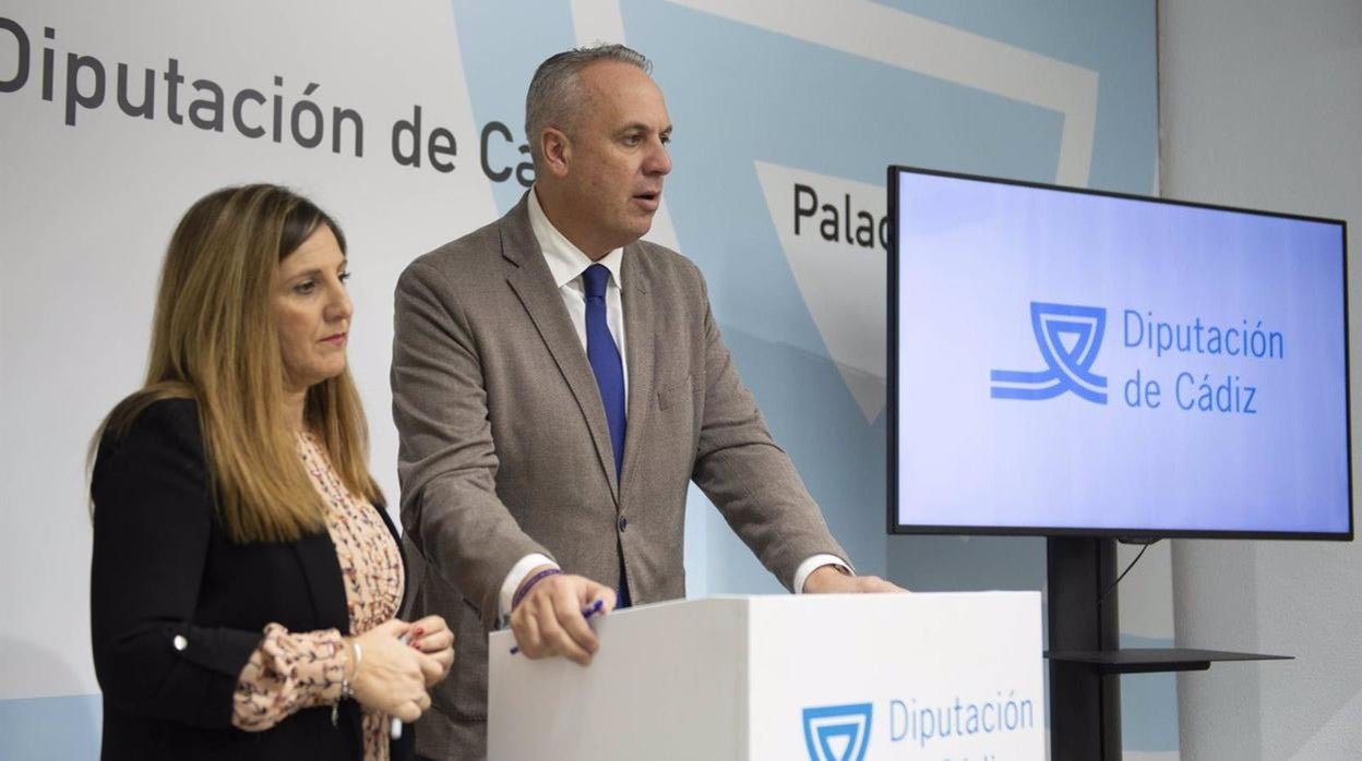 Foto de archivo de Irene García con Ruiz Boix en rueda de prensa.