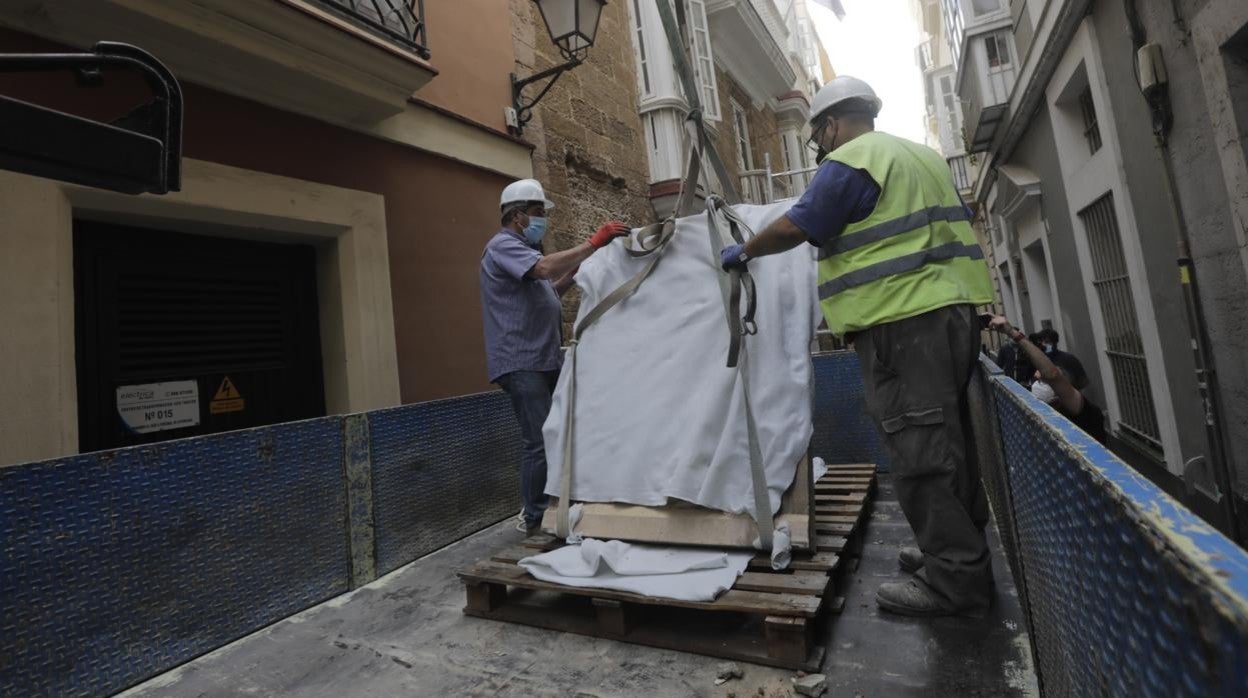 Los operarios retiran la placa de Pemán.