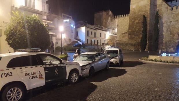 Embiste a la Guardia Civil en Sevilla mientras huía con una mujer retenida en el coche