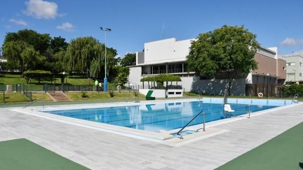 Abre la piscina municipal de Tomares, con horarios para abonados y público en general